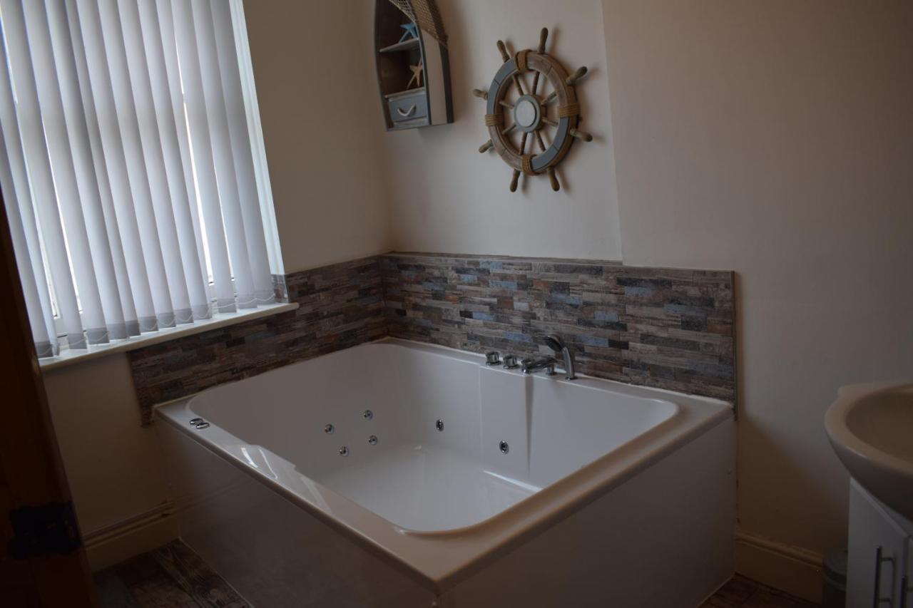 The Buxton Retreat A Luxurious 3-Storey Townhouse With Four Poster Bed And Double Jacuzzi Bath" Eksteriør billede
