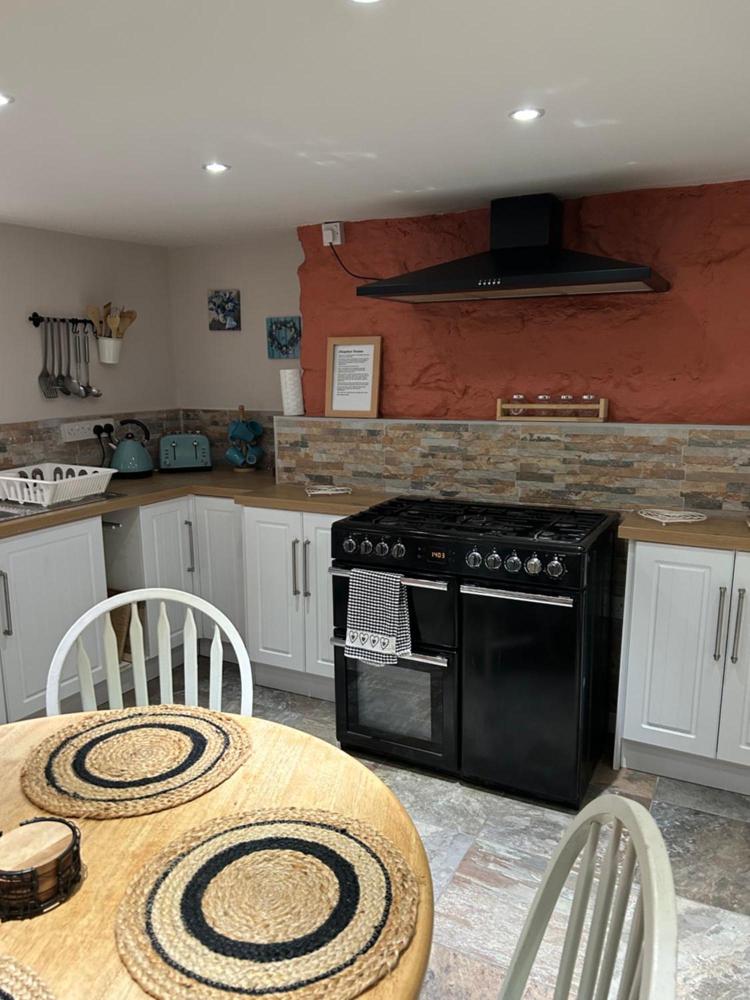 The Buxton Retreat A Luxurious 3-Storey Townhouse With Four Poster Bed And Double Jacuzzi Bath" Eksteriør billede